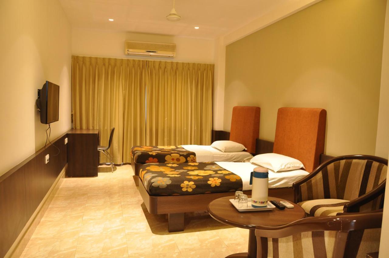 Hotel Prince Residency Bhudzs Kültér fotó