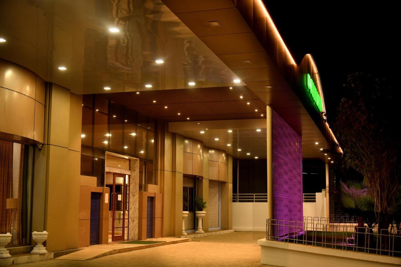 Hotel Prince Residency Bhudzs Kültér fotó