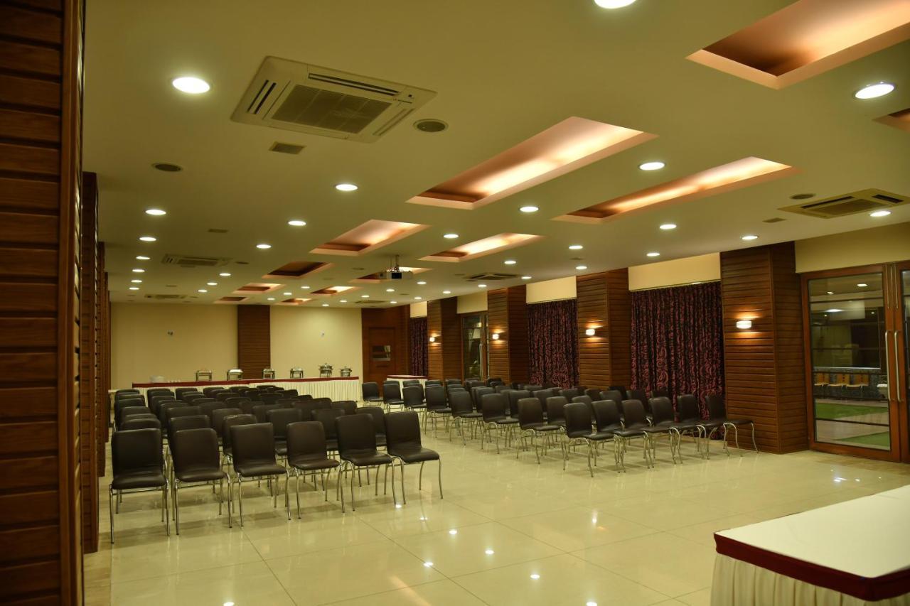 Hotel Prince Residency Bhudzs Kültér fotó