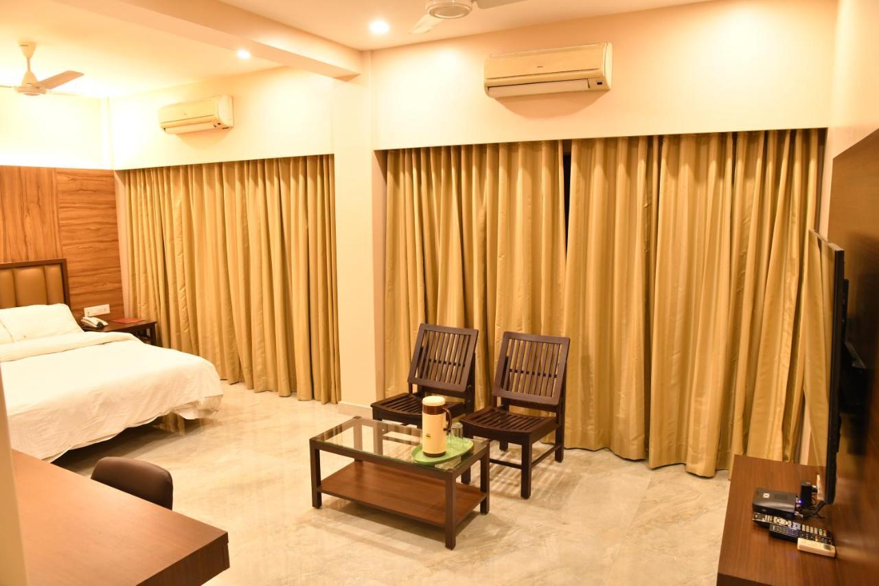 Hotel Prince Residency Bhudzs Kültér fotó